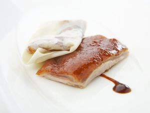 京式片皮鸭配么么饼 (20片）
Sliced Peking Duck Skin wrapped with Pancake 
(20 pieces)